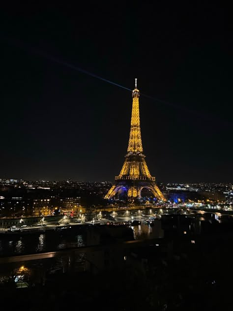 Paris Night Aesthetic, Torre Eiffel Paris, Eiffel Tower At Night, France City, France Aesthetic, Paris Vibes, Romantic Paris, Cora Reilly, Parisian Life