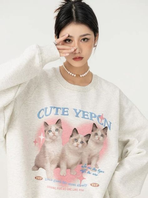 Y2k Tshirt Designs, Cat Shirt Outfit, Kpop Shirts, Character Graphic, Chill Fits, Bead Charms Diy, Cute Fit, Cat Tee, Looks Style