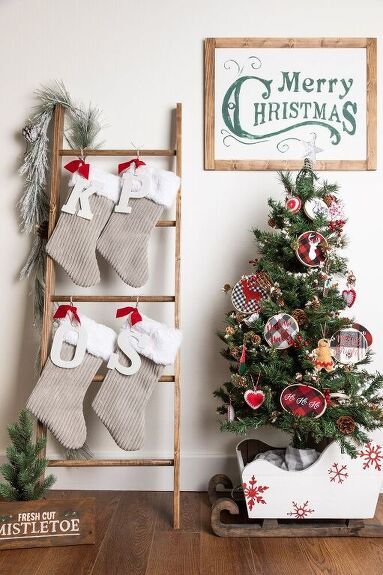 Our Blanket Ladder is used every day of the year to hold throw blankets and as a quilt ladder. I use it for seasonal decorating too. It is perfect to hold  Christmas stockings. DIY Blanket Ladder I hung my DIY Hoop Wreath about the ladder for a romantic touch. You can see how I made the wreath  here.A blanket ladder is not just for blankets, and quilts, but it is also perfect for displaying home decor.Materials and Supplies2, 1 x 3 x 6 pine boards (ladder rails)3, 1” X 36”… Easy Christmas Stockings, Farmhouse Blanket Ladder, Farmhouse Blanket, Easy Diy Christmas Decorations, Christmas Stocking Tutorial, Stocking Tutorial, Signs Christmas, For Girlfriend, Christmas Decorations Diy