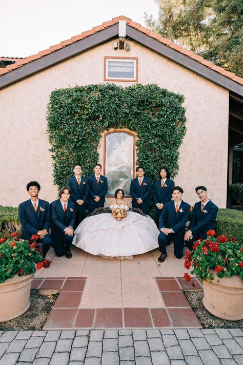 quince inspi Quince With Chambelanes, Quince Court Pictures Photo Ideas, Quinceanera Picture Ideas With Court, Quinceañera Photoshoot Ideas With Court, Quince Photoshoot Ideas With Court, Quince Court Pictures, Quinceañera Photos, Quince Poses, Quince Pics