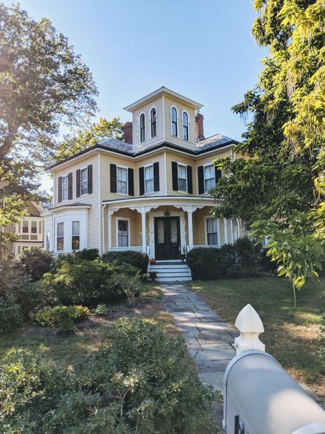 Southern Victorian Homes, Massachusetts Homes, Classy Homes, House Claims, Massachusetts Houses, Massachusetts House, Concord Massachusetts, Bloxburg Kitchen, Victorian Style Homes