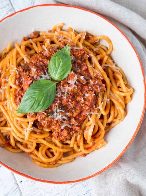 Spageti Bolognaise Aesthetic, Spaghetti Bolognese Aesthetic, Spaghetti Bolognese Recipe, Bolognese Sauce Recipe, Pasta Bolognese, Food Pic, Party Hosting, Bolognese Recipe, Bolognese Sauce