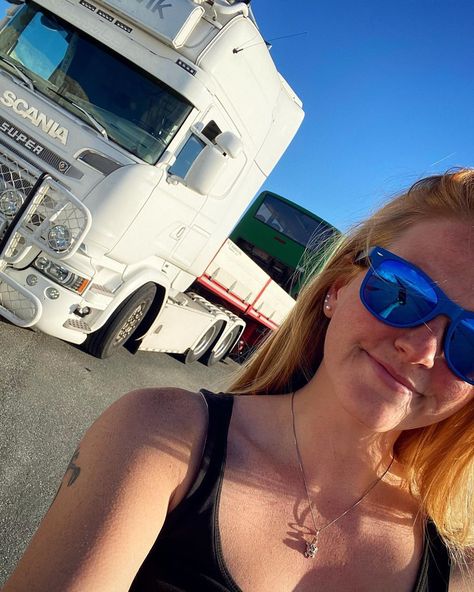 ɢʀᴀɴʙᴇʀɢ on Instagram: “Working with my truckertan🙋🏼‍♀️☀️ #friday #sunny #goodmood #selfie #norwegiangirl #longhairdontcare #truck #trucking #truckerlife #trucker…” Women Truck Driver, Truck Driver, Tandem, Good Mood, Girl Power, Sunnies, Sunglasses Women, How To Look Better, Blonde