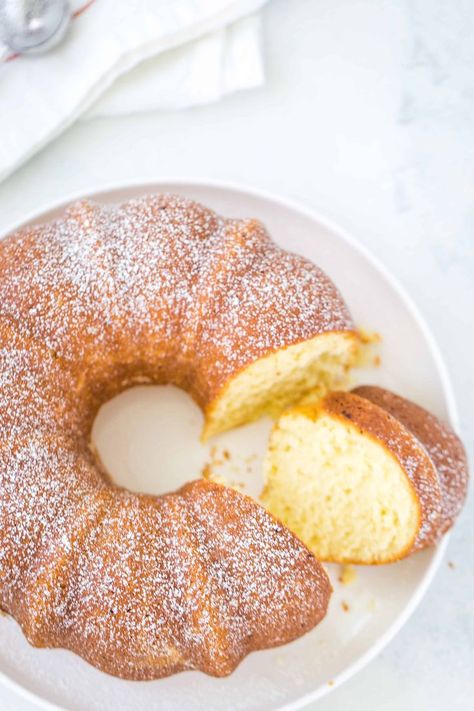 Fluffy Pound Cake, 5 Flavor Pound Cake, Vanilla Pound Cake Recipe, Vanilla Pound Cake, Vanilla Desserts, Butter Pound Cake, Fluffy Cupcakes, Fluffy Cake, Pound Cake Recipe