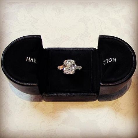 Harry Winston, Blair Waldorf’s ring. Gossip girl fanatic. #AGirlCanDream Chuck Et Blair, Chuck E Blair, Chuck Y Blair, Harry Winston Ring, Harry Winston Engagement, Stile Blair Waldorf, Ed Westwick, Ellie Saab, The Bling Ring