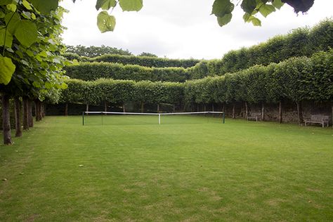 Habitually Chic® » Tennis Time Tennis Court Backyard, Hornbeam Hedge, Private Tennis Court, Mark D Sikes, Tennis Life, Lawn Tennis, Sport Court, English Garden, Wimbledon