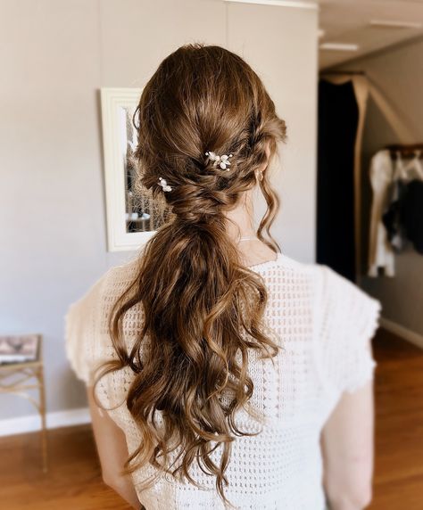 Textured low ponytails>> I love how this style turned out! ✨ #bohohairstyle #weddinghair #lowponytail #braidedponytail Low Ponytail Wavy Hair, Loose Low Ponytail Wedding, Wedding Low Ponytail, Low Ponytail Wedding Hair Boho, Wedding Low Ponytail Hairstyles, Textured Bridal Ponytail, Bridal Low Ponytail, Bridal Hair Ponytail, Boho Low Pony Wedding