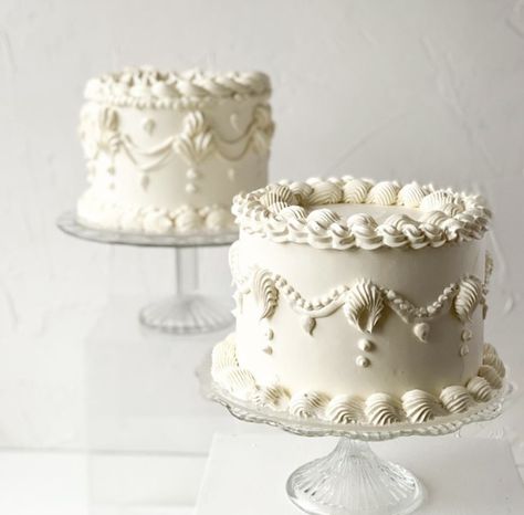 Bridal Shower Cake Aesthetic, 80s Style Wedding Cake, White Piped Cake, White Lambeth Cake, All White Vintage Cake, Vintage Bridal Shower Cake, 2 Tier Vintage Cake, Round Vintage Cake, Wedding Cake 1 Tier