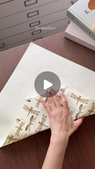 Wrapping Mens Gifts, Diy Present Wrapping, How To Gift Wrapping, Luxurious Gift Wrapping, Gift Wrapping Ideas Odd Shapes, Simple Present Wrapping, Fancy Wrapping Paper Techniques, How To Pack A Scarf As A Gift, Wrapping Paper Envelope