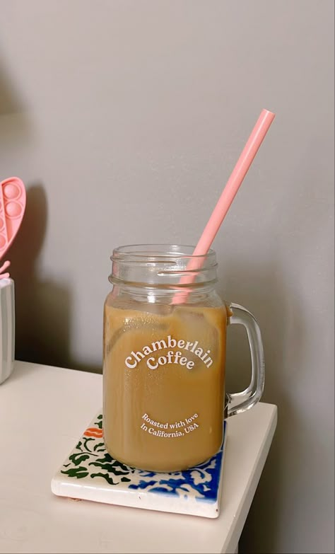 Emma Chamberlain Cup, Coffee Mug Aesthetic, Chamberlain Coffee Wallpaper, Emma Chamberlain Coffee Cup, Emma Chamberlain Coffee, Emma Chamberlain Coffee Aesthetic, Chamberlain Coffee Aesthetic, Chamberlain Coffee Products, Chamberlain Coffee Mug