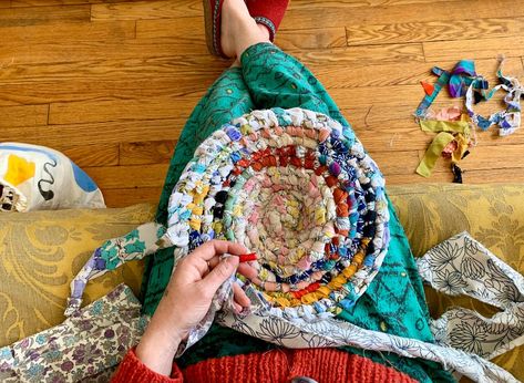 Amish Toothbrush Rag Rug Diy, Tooth Brush Rag Rugs, Aunt Phillys Toothbrush Rugs, Toothbrush Rug Instructions, Grace Rother, Amish Knot Rag Rug, Diy Rag Rug, Video Crafts, Upcycling Crafts