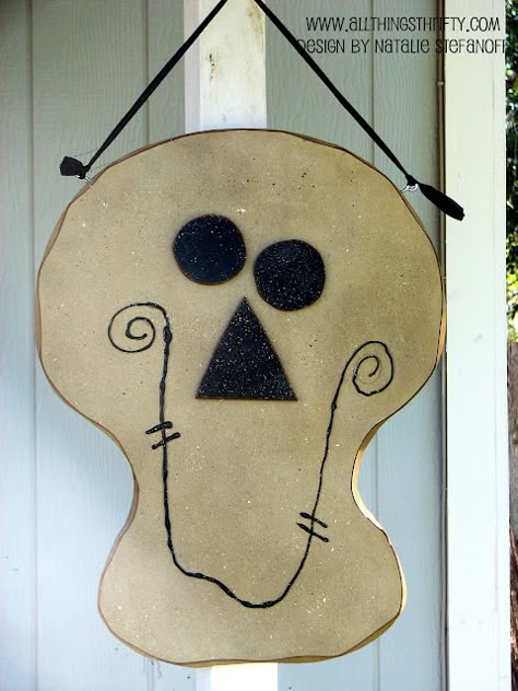 Creative Halloween Crafts | All Things Thrifty Halloween Wood Crafts, Adornos Halloween, Primitive Halloween, Fall Halloween Crafts, Halloween Deco, Halloween Signs, Halloween Projects, Fete Halloween, Halloween Haunt