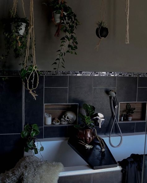 Grunge Bathroom, Witch Bathroom, Witchy Bathroom Decor, Witchy House Decor, Dark Home Aesthetic, Witchy Bathroom, Spooky Bathroom, Gothic Homes, Gothic Bathroom