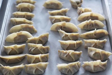 Pork Potstickers, Dumpling Party, How To Make Dumplings, Dumpling Wrappers, Chinese Dumplings, Weekend Cooking, Easy Pork, Dumpling Recipe, Make Food