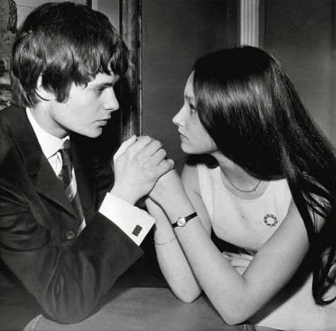 Leonard Whiting, Olivia Hussey, The Love Club, Movie Couples, Old Love, William Shakespeare, Look Vintage, Romeo And Juliet, Couple Aesthetic