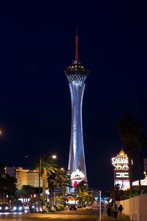 The Stratosphere Hotel is positioned like a queen at the north end of the strip. The revolving restaurant and bar at the top have magnificent city views. Las Vegas Architecture, Old School Vegas, Stratosphere Tower, Stratosphere Las Vegas, Revolving Restaurant, Mob Museum, Living In Las Vegas, Hotels In Las Vegas, Las Vegas Attractions