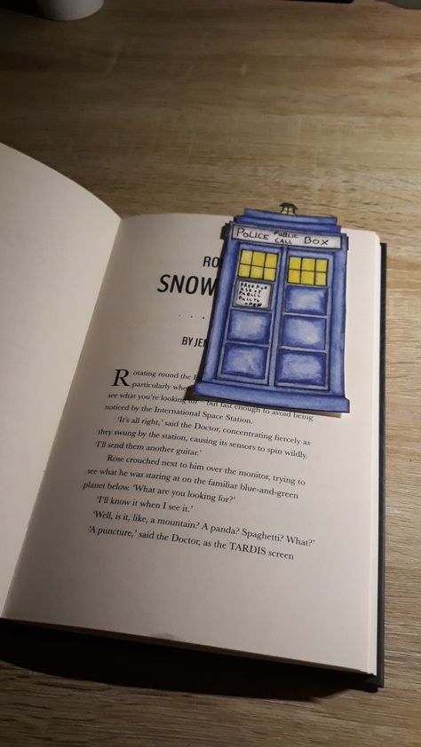 DIY Doctor Who bookmark #doctorwho Doctor Who Bookmark, Doctor Who Diy, Doctor Who Books, Diy Doctor, Dear Daughter, Bookmarks Handmade, Space Station, Loki, Doctor Who