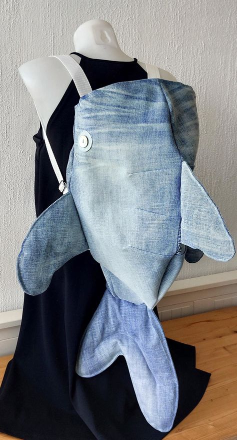 The Megalodon among the denim whale shark backpacks! Born from one large PME Legend lightwash denim jeans. The bag has an inner zipper to close.  It is a backpack and the size of this mega model is a roughly whopping 75cm measured from head to the tip of the tail! At it's widest point the bag measures about 32 cm, and it is about 42 cm deep at most. The shoulderstraps can be adjusted in length and of course the Megalodon also has Mother of Pearl eyes, as a refferal to the sea! This is a unique l Jeans Backpack Diy, Animal Bag Pattern, Whale Shark Crochet Bag, Stuffed Animal Bag, Homemade Backpack, Upcycled Denim Fashion, Jean Shark Bag Pattern, Whale Shark Bag Pattern, Shark Bag Pattern