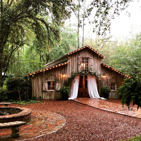 Old Rustic Wedding Ideas, Barnhouse Wedding Rustic, Rustic Wedding Venues Barns, Party Barn Ideas, Barn Venue Ideas, Wedding Barn Venue Ideas, Pole Barn Wedding, Small Barn Wedding, Old Barn Wedding