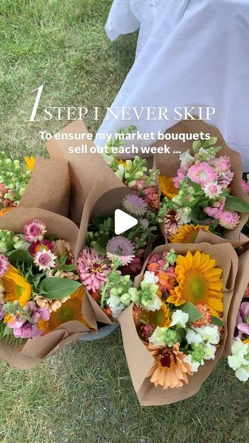 Florist Market Stall, Flower Workshop Ideas, Flower Farmers Market Display, Market Bouquet Recipe, Flower Farm Stand, Flower Market Stall, Flower Farmers Market, Selling Flowers At Farmers Market, Flowers To Sell At Farmers Market