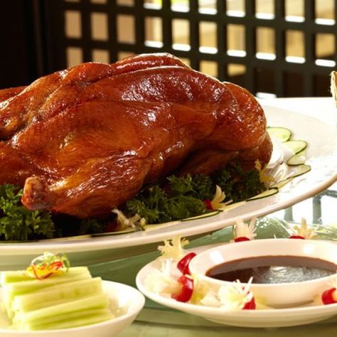 Peking duck Crispy Duck Recipes, Peking Roasted Duck, Crispy Duck, Beras Ketan, Homemade Chinese Food, Authentic Asian Recipes, Authentic Chinese Recipes, Peking Duck, Pig Roast