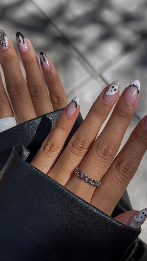 Cute Halloween Nail Designs Almond, Oval Shaped Halloween Nails, October Nails Black And White, 2022 Halloween Nails, Halloween Nail Aesthetic, Oval Gel Manicure, Modern Halloween Nails, Halloween Oval Nails, Halloween Natural Nails