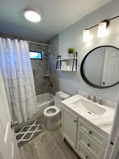 Grey And White Bathroom Apartment, Light Grey Bathroom Decor, New House Decorating Ideas Bathroom, Light Colored Small Bathrooms, Modern Bathroom Design Apartment, Small Bathroom Remodel Inspiration, New Apartment Bathroom Ideas, Small Bathroom Ideas Silver Fixtures, Bathroom Remodel Gray Floor