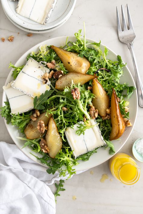 Our roasted pear salad is made with arugula, frisée, thick slices of goat cheese, and a champagne vinaigrette. It’s sweet, tart, and so good! Poached Pear Salad, Pretty Salads, Kale Sweet Potato Salad, Salad Plating, Roasted Pear Salad, Salads For Dinner, Mermaid Food, Fancy Salads, Fall Salads