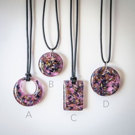 Diy Resin Earrings, Resin Pendant Diy, Flower Resin Jewelry, Epoxy Resin Diy, Cadeau Parents, Terrarium Jewelry, Diy Resin Projects, Resin Jewelry Diy, Resin Jewelry Making