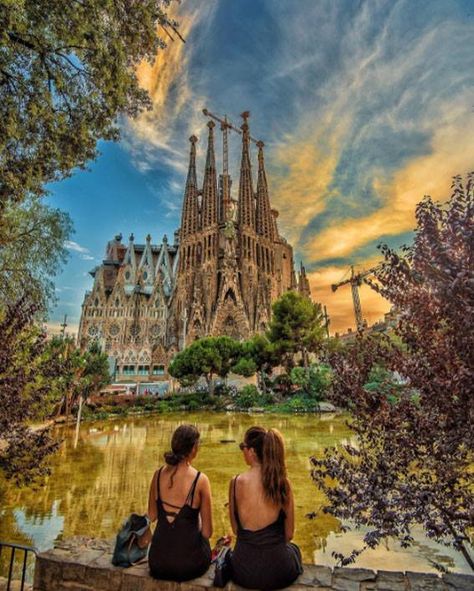 Sagrada Familia, Barcelona, Spain  #photo Claudio Bezerra Sagrada Familia Photo Ideas, Barcelona Pictures, Barcelona Photography, Barcelona Spain Travel, Travel Pose, Travel Picture Ideas, Europe Photos, Voyage Europe, Barcelona Travel