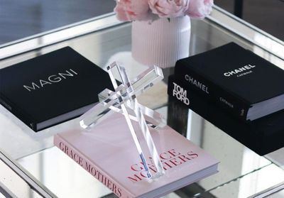 Maddy Burciaga, Decoration Table, Promotion, Perfume Bottles, Card Holder, Dior, Place Card Holders, Chanel, Beauty