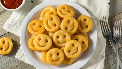 Using instant mashed potatoes as a replacement for homemade mashed potatoes for smiley fries gives you that same nostalgic flavor in half the time. Mashed Potato Flakes, Smiley Fries, French Fries Recipe, Potato Flakes, Fries Recipe, Mashed Potato, Shortbread Cookies, French Fries, Smiley Face