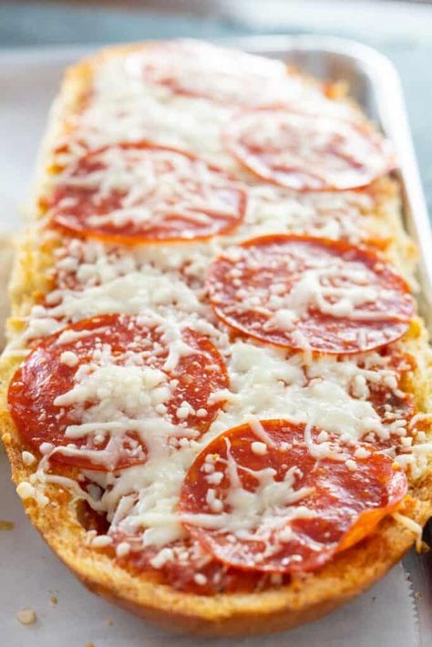 Need an easy, fast, family-friendly dinner recipe? Homemade pizza boats are easy to customize to your taste and perfect for parties, busy weeknights, or anytime! Pizza Boat, Zucchini Pizza Boats, Pizza Boats, Italian Feast, Ham Dinner, Meat Lovers Pizza, Soft Bread, Easy Homemade Pizza, Veggie Meals