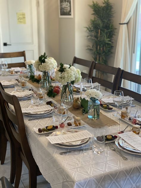 Rosh Hashana Table Setting, Rosh Hashana Decorations, Rosh Hashanah Table, Yom Teruah, Shabbat Table, Rosh Hashana, Celebration Ideas, Rosh Hashanah, Jewish Holidays