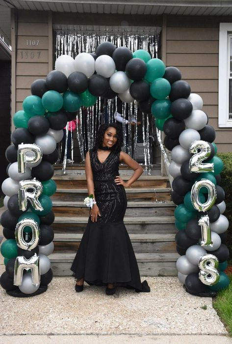 How tall would this have to be in front of the garage Prom Balloon Arch Entrance, Prom Photo Booth Backdrops, Champagne Prom Party Decorations, 2023 Balloon Arch, Prom Sendoff Decoration Ideas Outside, Prom Outdoor Decorations, Prom Yard Decorations, Senior Prom Send Off Ideas, Prom Balloon Decorations Photo Backdrops