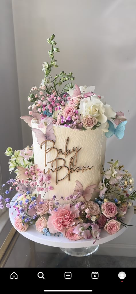 Baby Shower Theme Decorations, Wildflower Baby Shower, Baby In Bloom, Gateaux Cake, Bloom Baby, Baby Shower Inspiration, Baby Shower Flowers, Baby Gender Reveal, Baby Gender