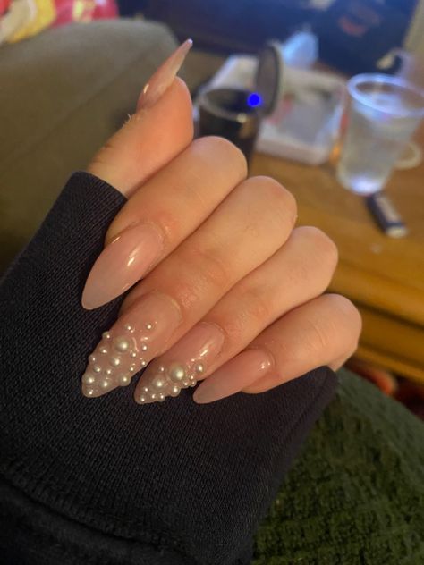 Pearls On Nails Art Designs, Engagement Nails Pearl, Peal Nail Design, Pink With Pearl Nails, Pearl Nail Gems, Beige Nails With Pearls, Beige And Gold Glitter Nails, Pedicure With Pearls, Pearl Stone Nails