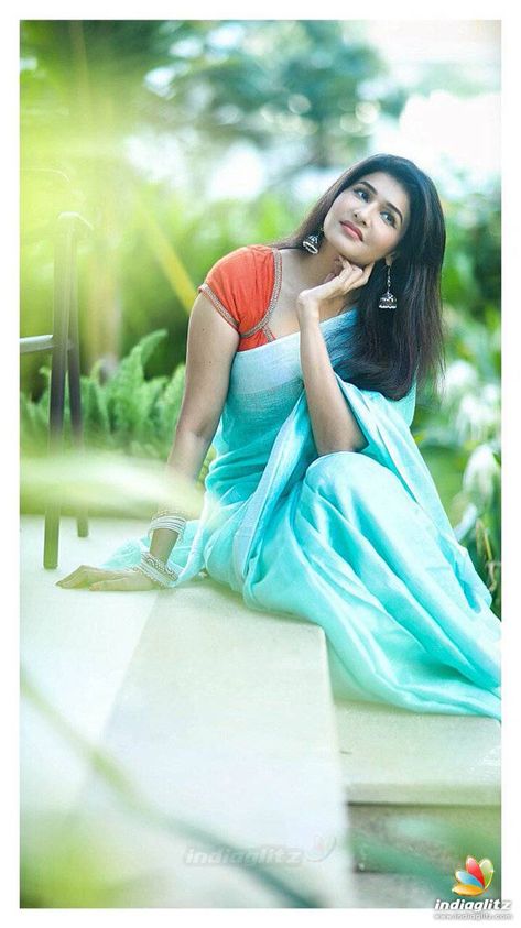 Sharee Photography Poses, Sari Poses Photo Shoot, Sari Photoshoot Poses, Wedding Photoshoot Poses, Indian Wedding Photography Poses, Saree Poses, Indian Photoshoot, Salwar Kamiz, Saree Photoshoot