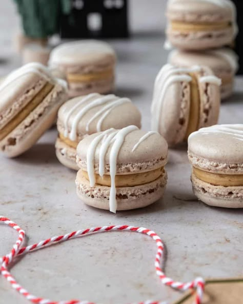 Gingerbread Macarons have a classic french macaron shell flavored with ginger, cinnamon, allspice, and cloves, filled with molasses buttercream, and drizzled with a sweet icing. Gingerbread House Party Ideas, French Apple Pie, Christmas Bake Off, 12 Week Workout Plan, Red Velvet Macarons, Brown Food Coloring, Week Workout Plan, French Macaroon Recipes, House Party Ideas