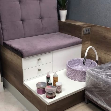 Nail Desk Ideas, Beauty Salon Uniform Ideas, Mobile Nail Salon, Luxury Nail Salon, Nail Room Ideas, Home Hair Salons, Beauty Room Salon, Christmas Decor Trends, Spa Room Decor