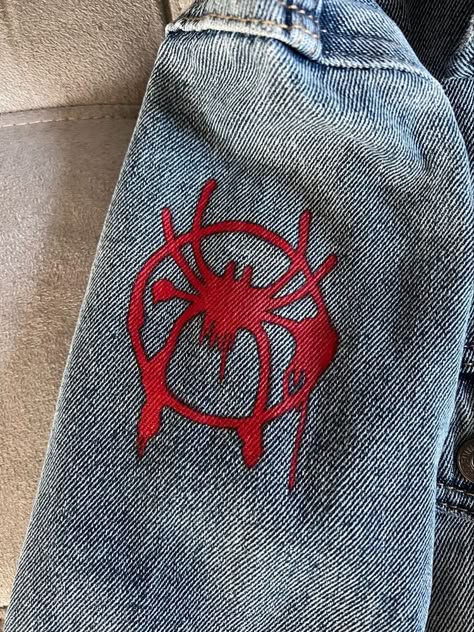 Spiderman Hand, Painted Clothes Diy, Hand Painted Denim Jacket, Painted Denim Jacket, Diy Clothes Design, Custom Jeans, Painted Jeans, كريستيانو رونالدو, Painted Denim