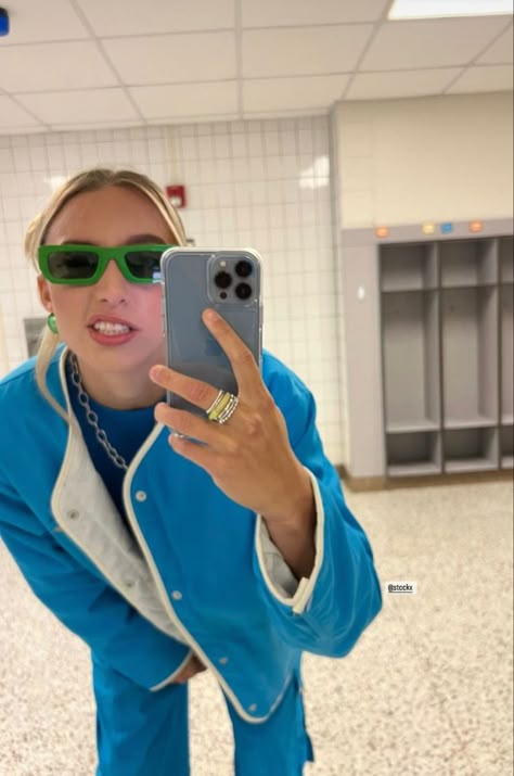 Paige Bueckers Style, Paige Bueckers Wallpaper Aesthetic, Womens College Basketball, Paige Bueckers Mirror Selfie, Paige Bueckers Outfits, Paige Bueckers Rares, Paige Bueckers Wallpaper Iphone, Paige Bueckers Wallpaper, Paige Bueckers Basketball