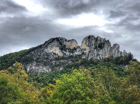 Seneca Rocks, Monongahela National Forest, Adventure Zone, Life Adventure, Paintings Famous, History For Kids, Rock Posters, Forest House, Green Landscape