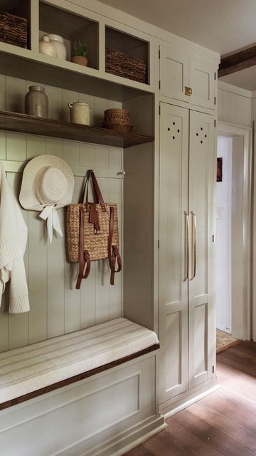 Small Mudroom Ideas Entryway, Mudroom Ideas Entryway, Mudroom Laundry Room Ideas, Small Mudroom Ideas, Old Fashioned House, Mud Room Entry, Mudroom Ideas, Mudroom Entryway, Mudroom Laundry Room