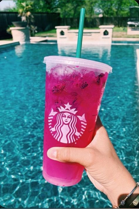 Kawa Starbucks, Copo Starbucks, Rainbow Drinks, Starbucks Cup Art, Starbucks Drinks Diy, Iced Starbucks Drinks, Secret Starbucks Drinks, Starbucks Secret Menu Drinks, Starbucks Coffee Drinks