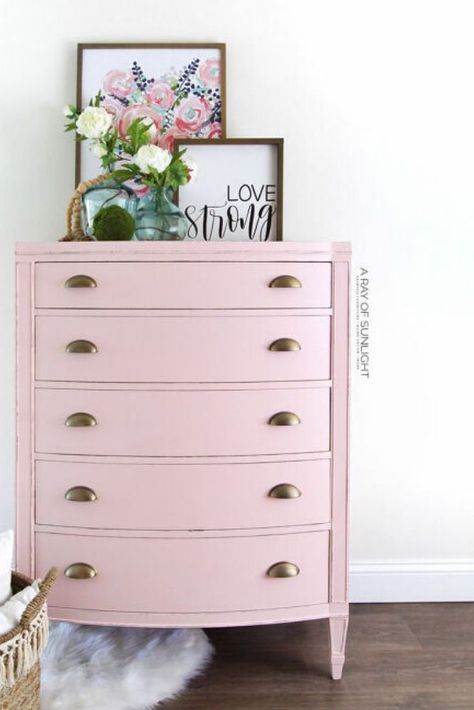 If you're decorating your bedroom on a budget you'll love this upcycled pink dresser project. This old dresser gets a new life with this pink painted furniture inspiration so check out the before and after photos. #diy #dresser #makeover Bedroom Decor Dresser, Girls Dresser Decor, Pink Painted Dresser, Coral Painted Furniture, Pink Painted Furniture, Girls Dresser, Vintage Dresser Makeover, Living Room Chest, Pink Dresser