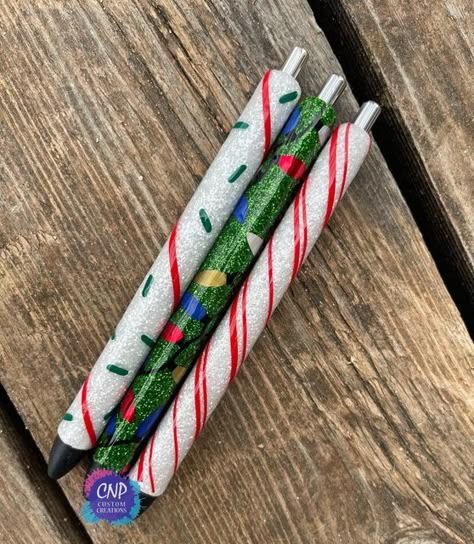 Christmas Epoxy Pens Ideas, Christmas Pens Epoxy, Christmas Resin Pens, Christmas Glitter Pens, Glitter Pen Ideas, Epoxy Pens Ideas, Christmas Pens, Papermate Inkjoy Gel Pens, Pen Designs