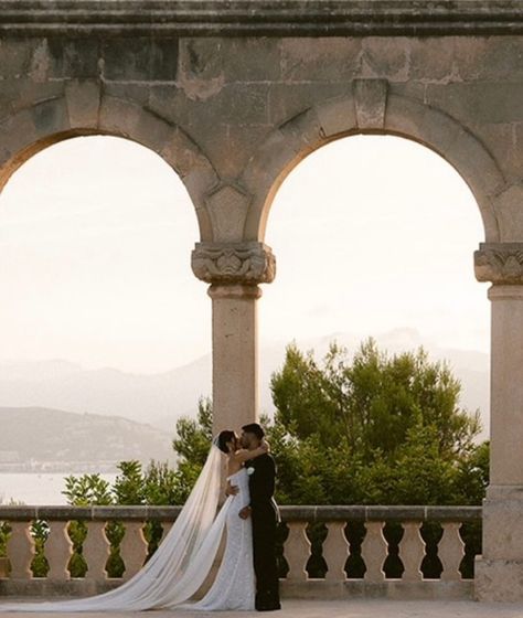 Italy Wedding Aesthetic Dress, Castle Wedding Pictures, Lake Como Engagement Photoshoot, Castle Wedding Photos, Fairytale Wedding Aesthetic, Aesthetic Couple Wedding, Castle Wedding Aesthetic, European Wedding Aesthetic, French Castle Wedding