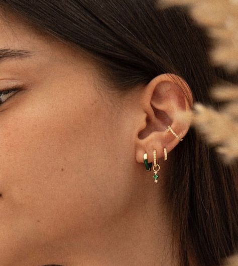 Ear stack, double piercing, piercing ear, piercing green earrings, gold earrings, Minimalistic Cool Ear Piercings, Double Piercing, Ear Stack, Dope Jewelry, Ear Piercing, Green Earrings, Pierced Ears, Earrings Gold, Ear Piercings