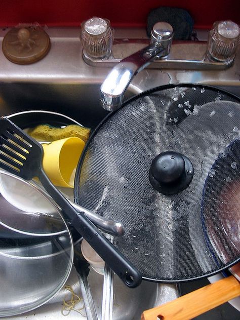 dirty dishes Washing Plate Dishes, Romanticize Cleaning, Dirty Dishes In Sink, Washing Dishes Aesthetic, Washing Plates, Fake Injury, American Fast Food, Doing Dishes, Scammer Pictures